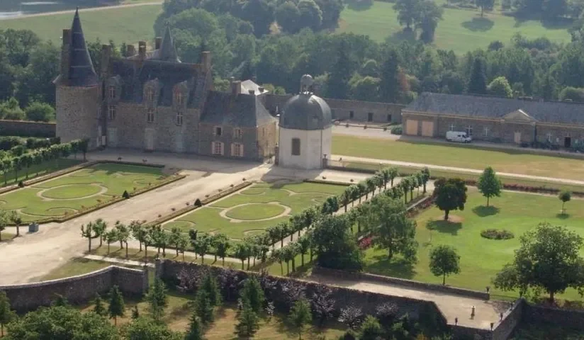 Vue aérienne du château des Rochers — Golf du Bois des Rochers