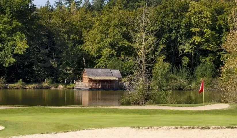 Green au bord d’un plan d’eau — Golf du Domaine des Ormes