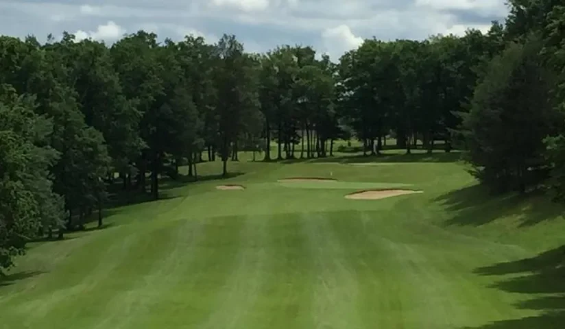 Fairway boisé et bunkers — Golf de Haute Auvergne