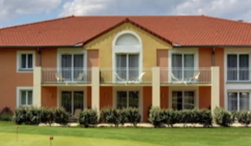 Façade d’un bâtiment du domaine — Golf d’Albon