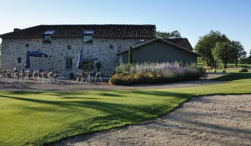 Bâtiment en pierre et terrasse du club — Golf de Mortemart