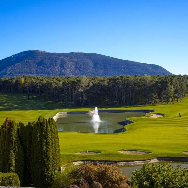 Plan d’eau et fontaine au milieu des fairways — Golf du Château de Taulane