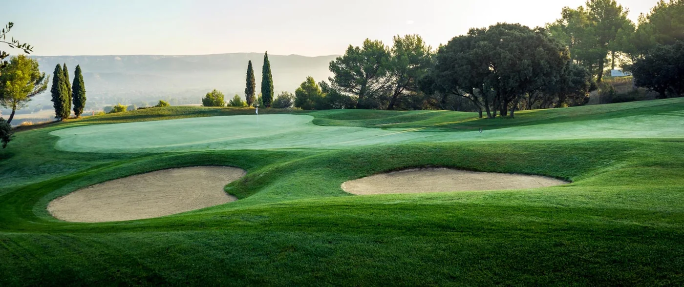 Green entouré de bunkers — Golf international de Pont Royal