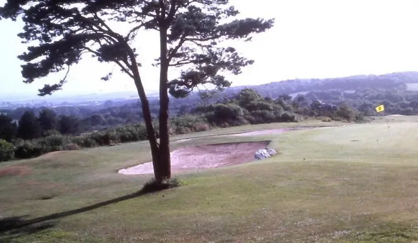 Pin et bunker près du green — Golf de Brest Iroise