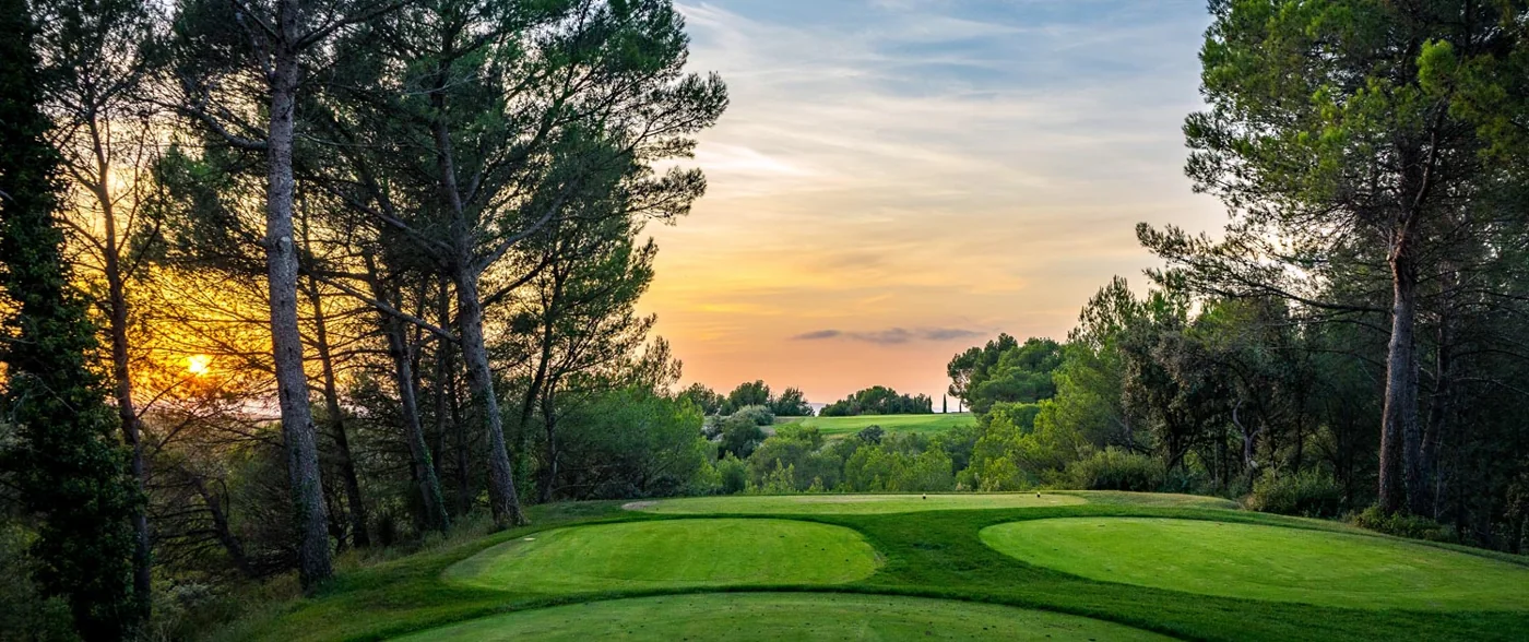 Allée de jeu entre les arbres au coucher du soleil — Golf international de Pont Royal