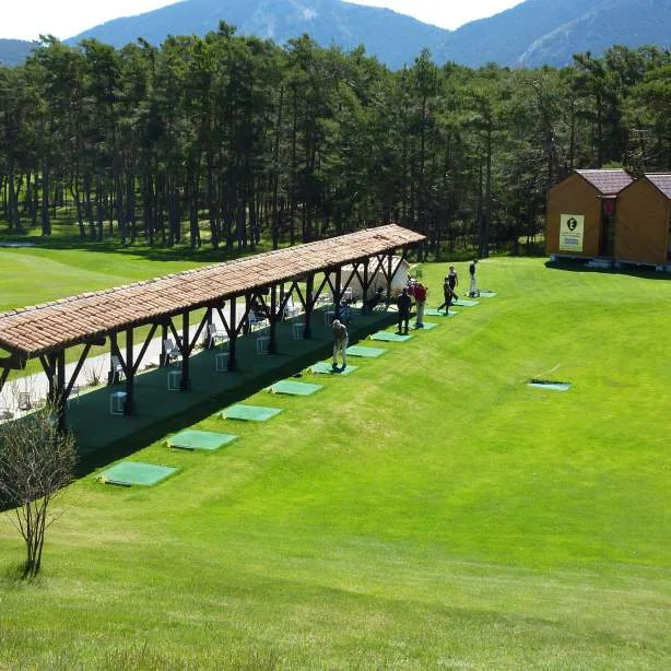 Practice couvert devant les bois et les montagnes — Golf du Château de Taulane