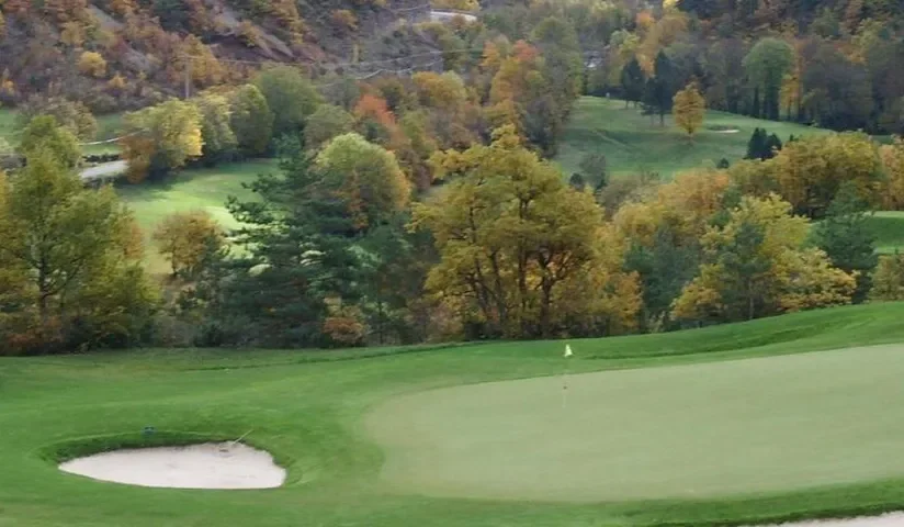 Green et bunker dans un paysage boisé — Golf des Gorges du Tarn