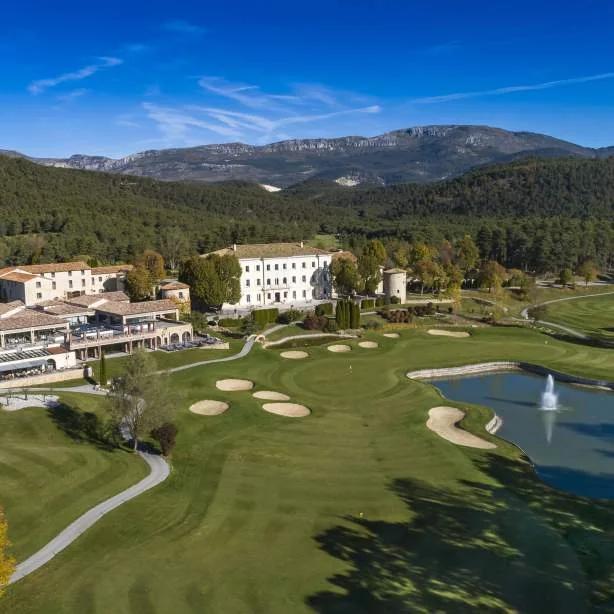 Vue du parcours et du château devant les montagnes — Golf du Château de Taulane