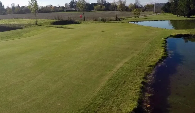 Fairway bordé d’un plan d’eau — EasyGolf du Bourget
