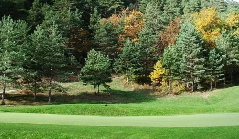 Green devant un bois aux couleurs d’automne — Golf des Gorges du Tarn