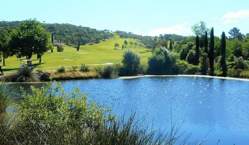 Plan d’eau au bord du parcours — Golf Club Saint-Tropez