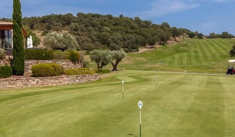 Green et fairway remontant vers les arbres — Golf Club Saint-Tropez