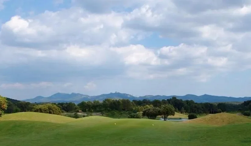 Vue dégagée sur le parcours et les reliefs — Golf La Cabre d’Or