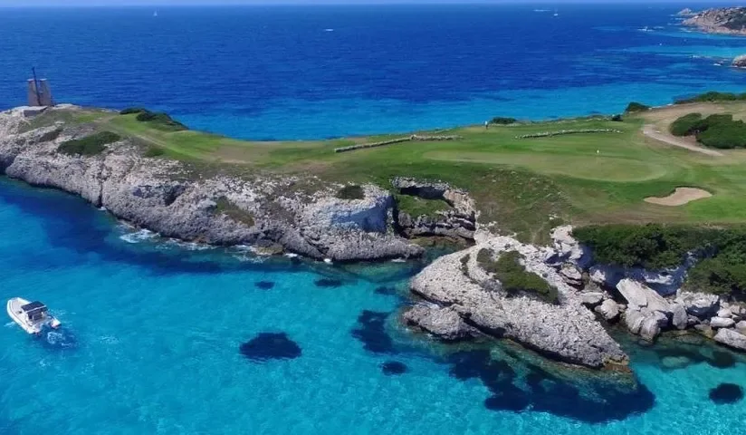 Green sur les falaises au bord de la mer — Golf de Spérone