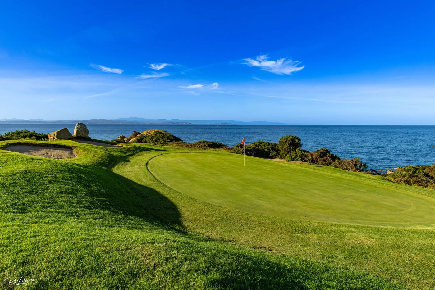 Green et rochers face à la mer — Golf de Spérone