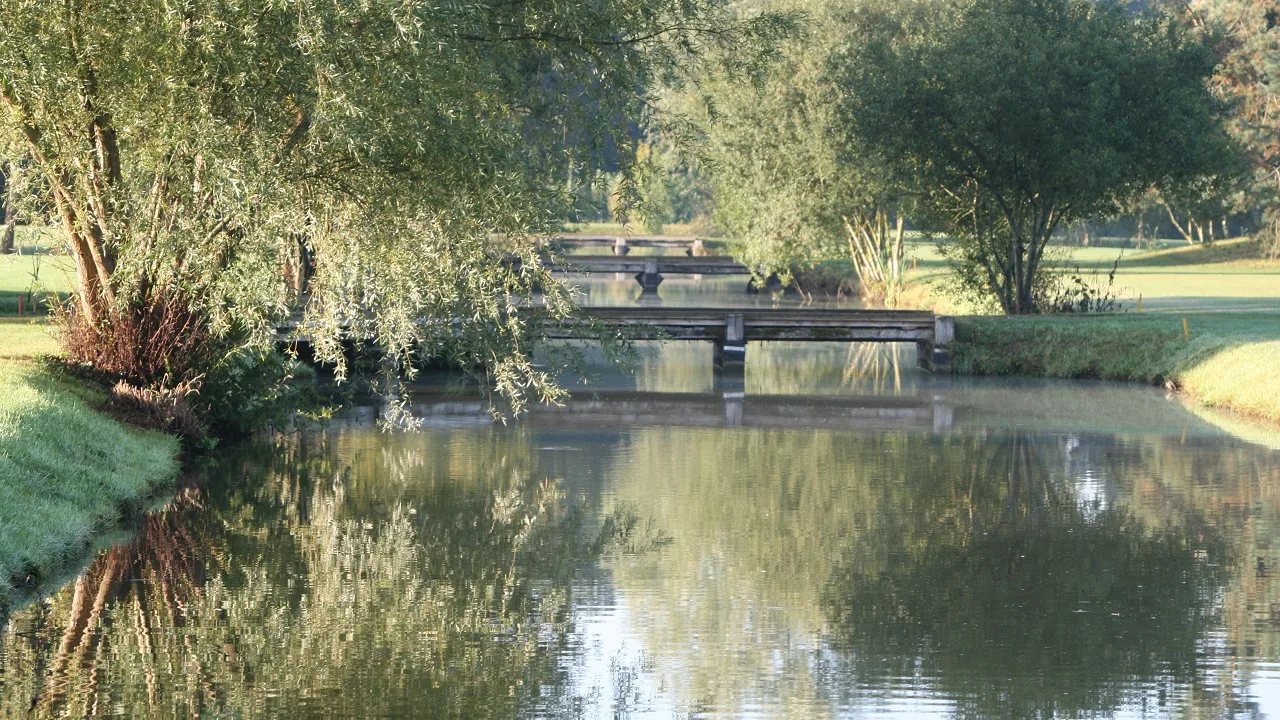 Garden Golf Forêt de Chantilly — plan d'eau et passerelle sur le parcours