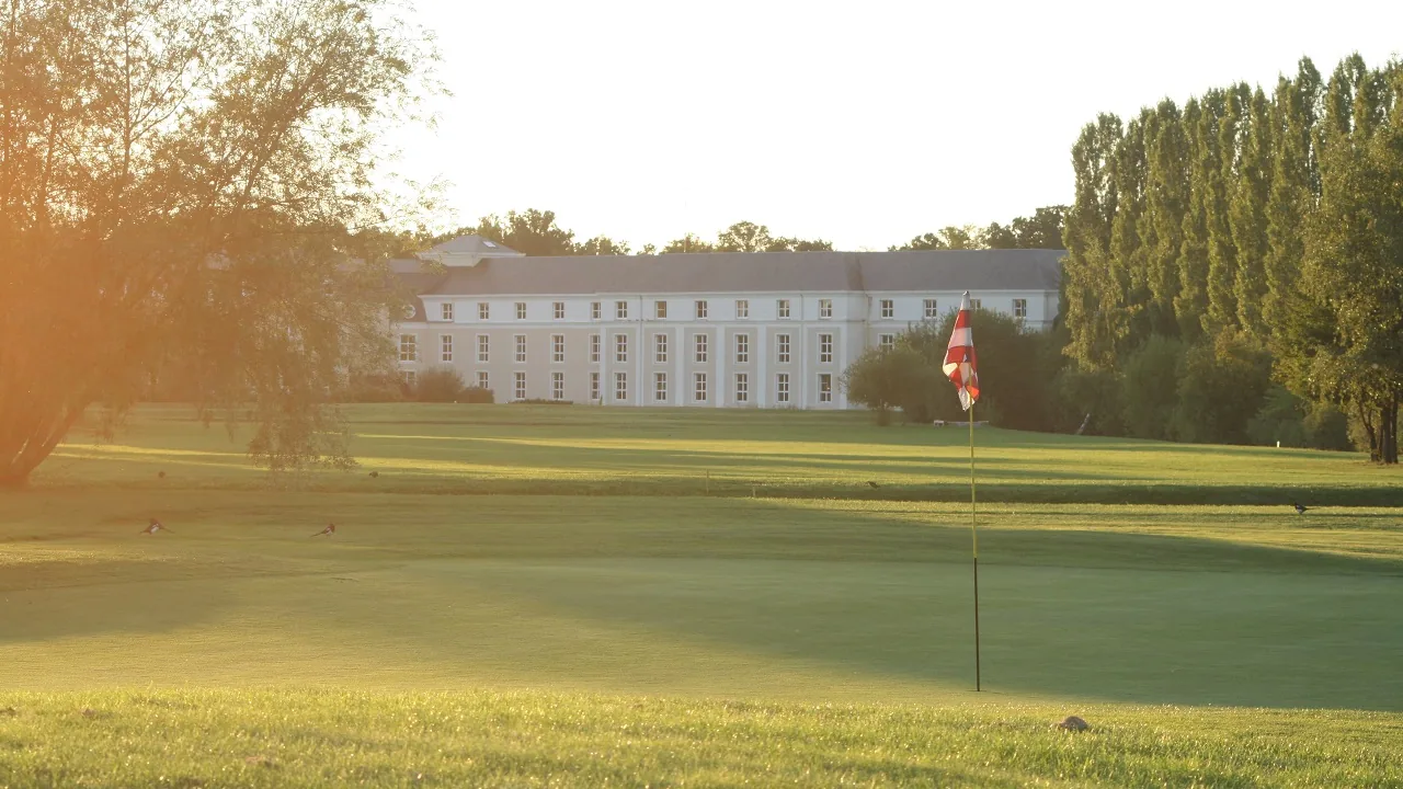 Garden Golf Forêt de Chantilly — fairway avec le château en arrière-plan