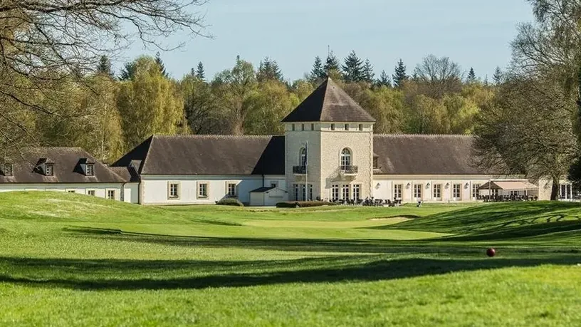 Golf d'Apremont — bâtiment du domaine face au parcours