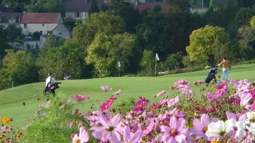 Golf de Champagne — vue du parcours avec massif de fleurs
