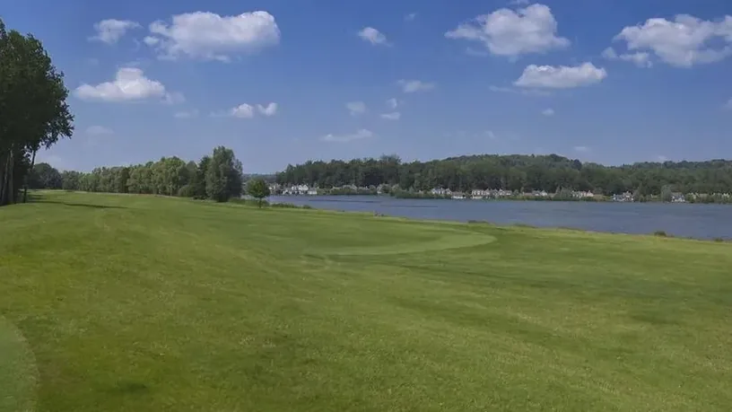 Golf de l'Ailette — fairway en bordure de plan d'eau