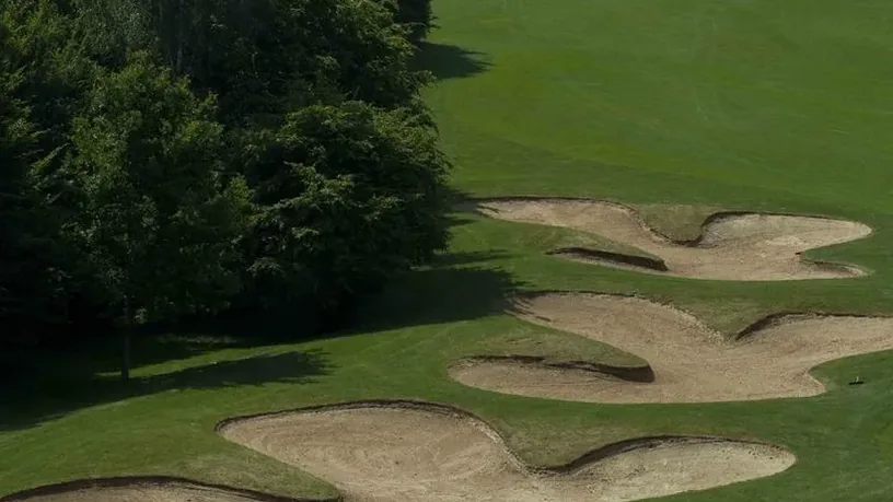 Golf de l'Ailette — bunkers autour d'un green