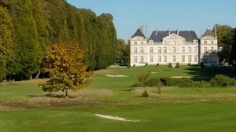 Golf de Raray — fairway avec le château de Raray