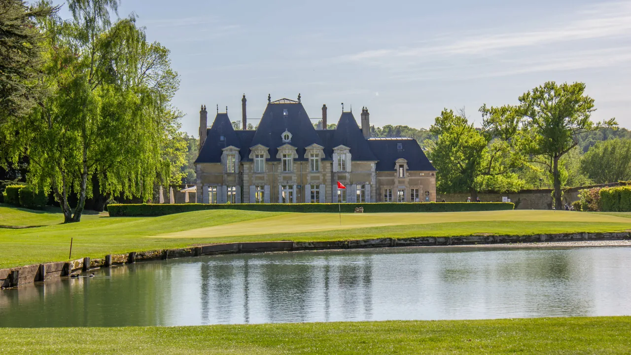 Golf de Rebetz — château du domaine derrière une pièce d'eau