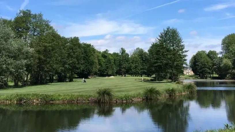 Golf du Château d'Humières — plan d'eau du parcours