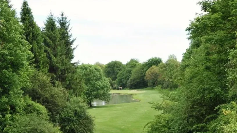 Golf du Val Secret — trou bordé d'arbres et d'eau