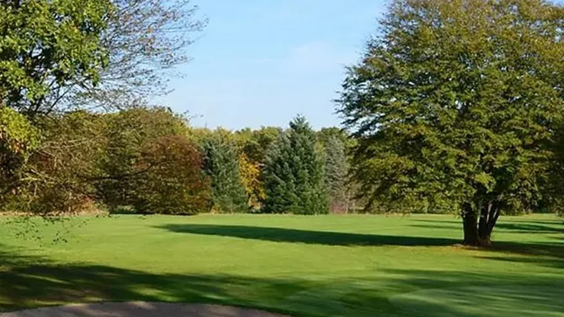 Golf Lys Chantilly — fairway bordé d'arbres
