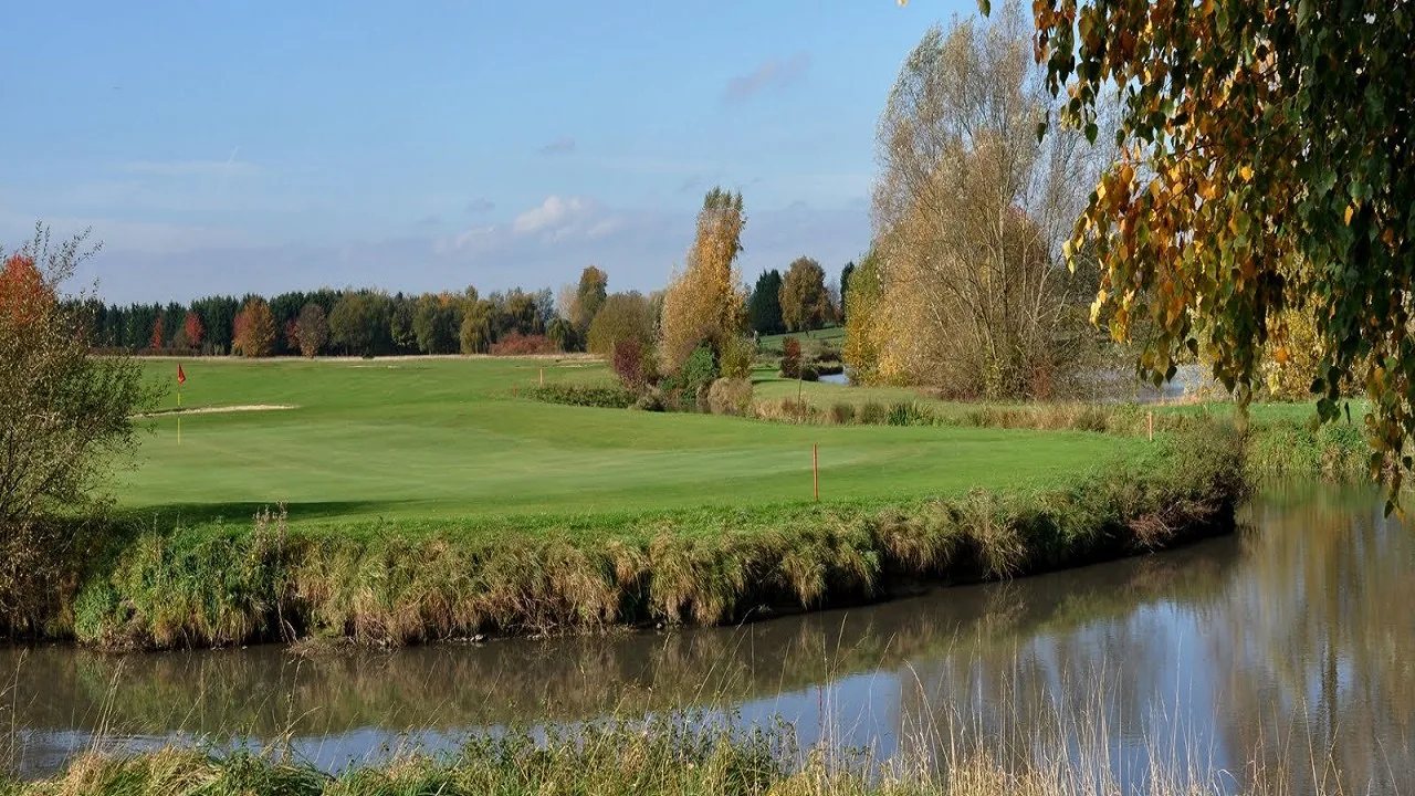 UGOLF des Templiers — fairway longeant un ruisseau