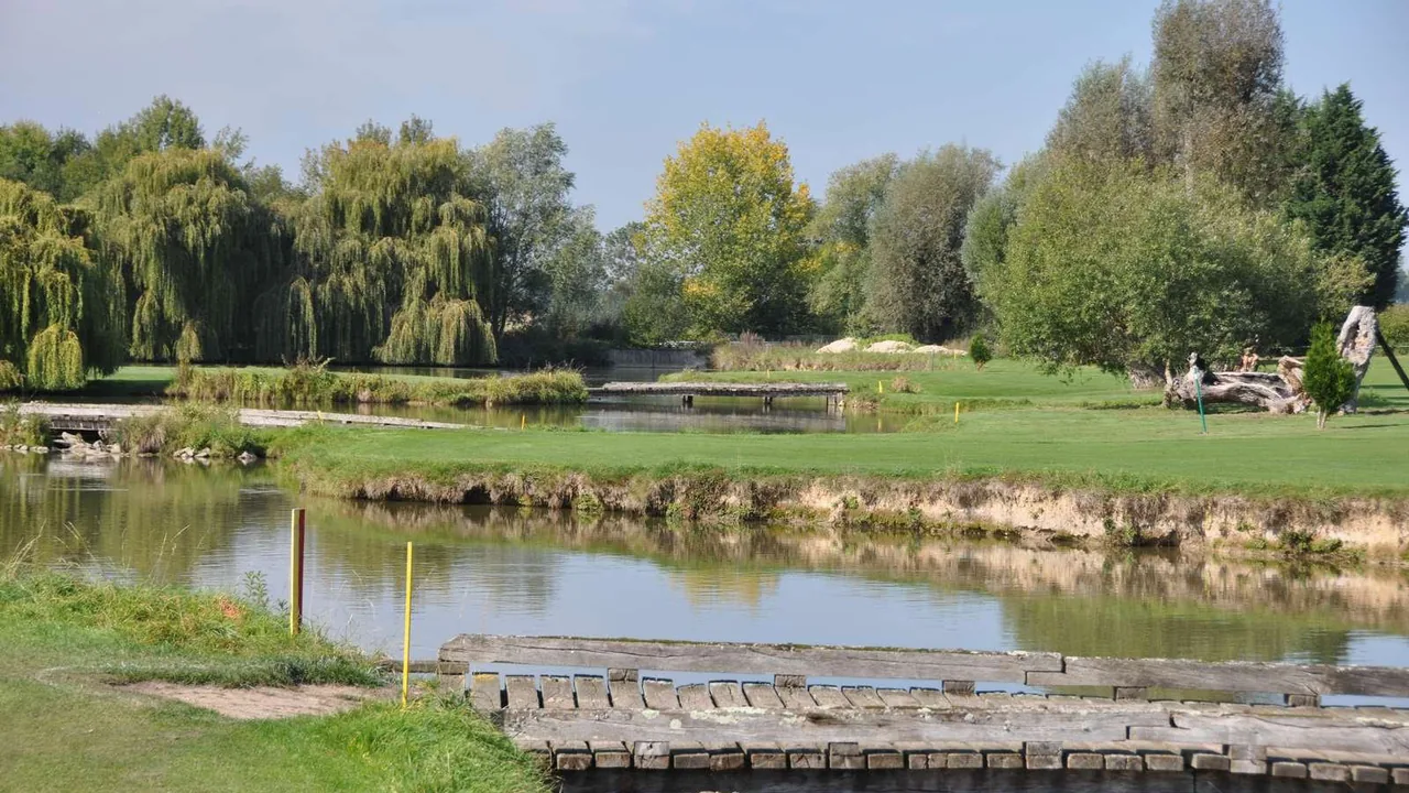 UGOLF des Templiers — plan d'eau et passerelle