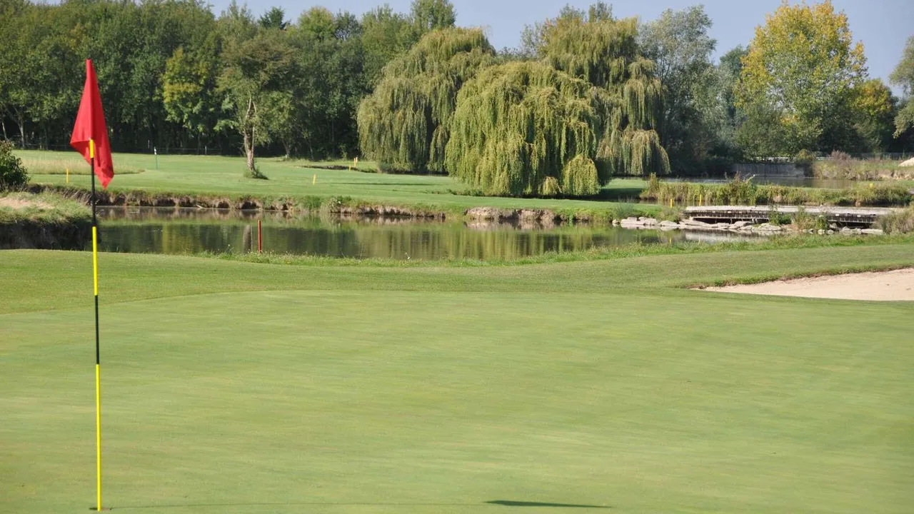 UGOLF des Templiers — green avec drapeau et plan d'eau