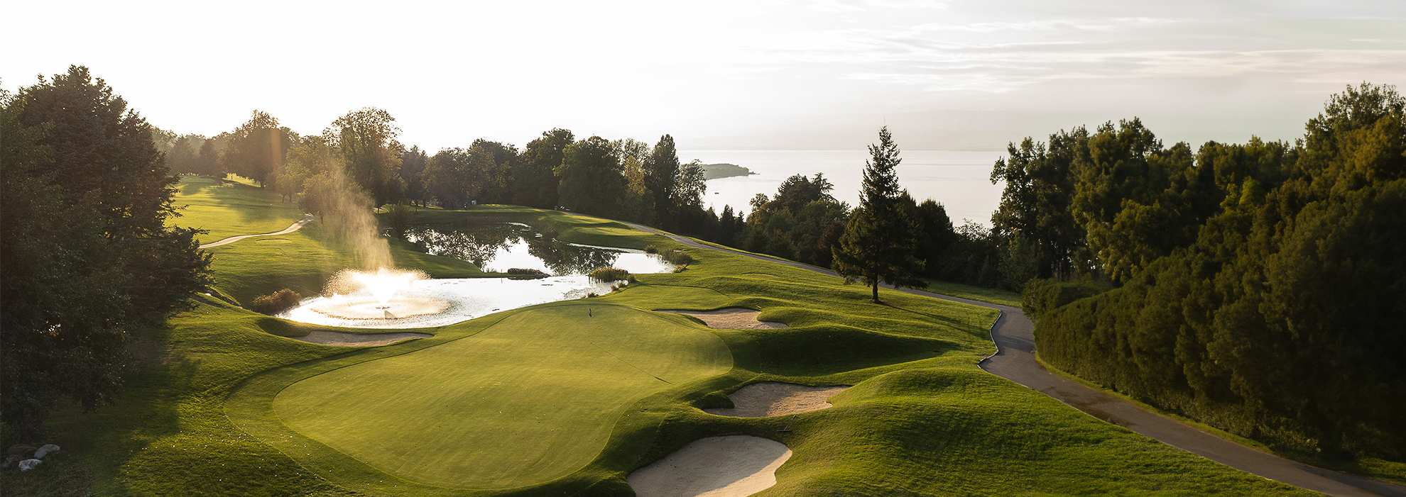 Vue panoramique des greens et bunkers de l’Evian Resort Golf Club.