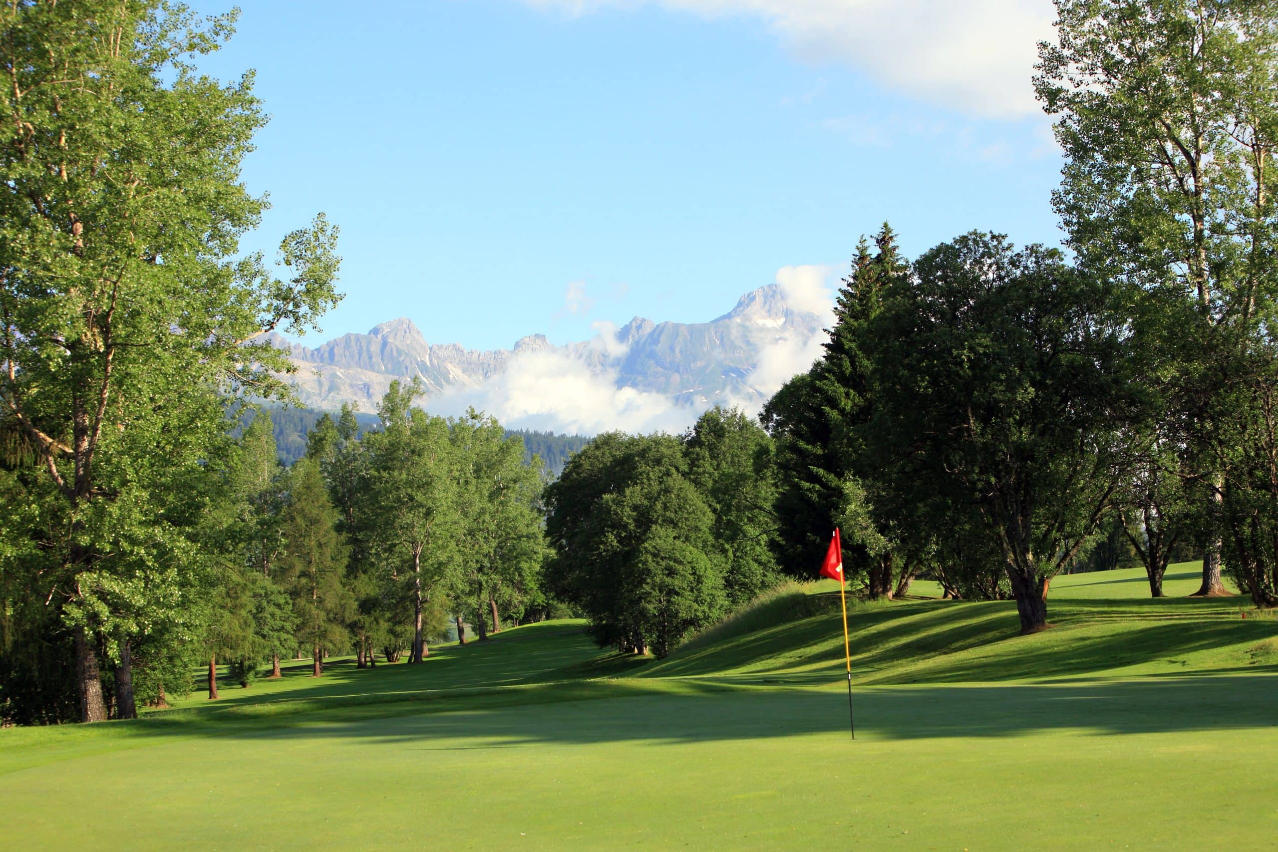 Green et fairway arboré du golf du Mont d’Arbois à Megève.