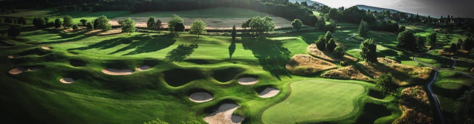 Panorama aérien des fairways et greens du Golf Club Esery.