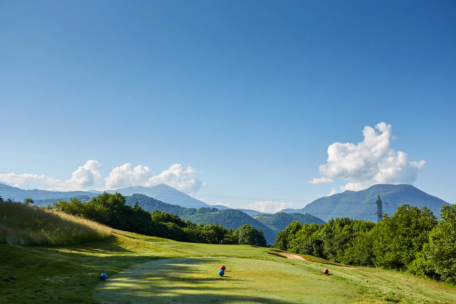 Fairway de Bresson devant les reliefs