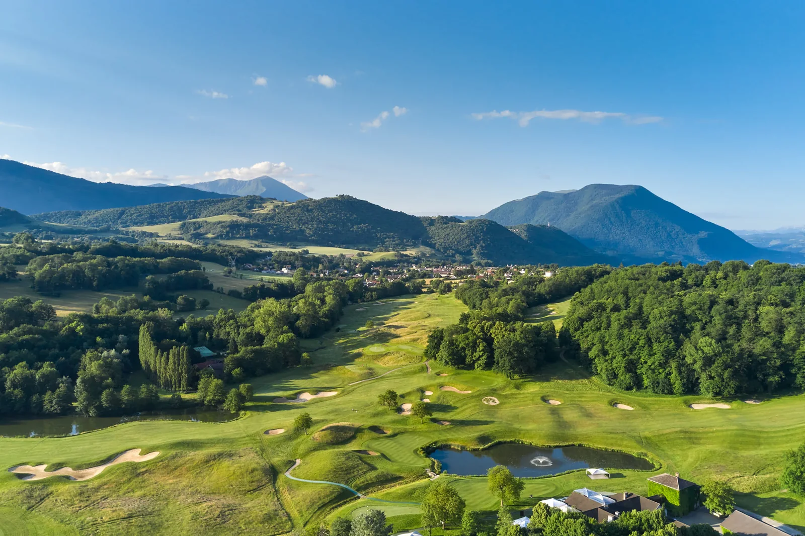 Vue aérienne du parcours de Bresson et des montagnes