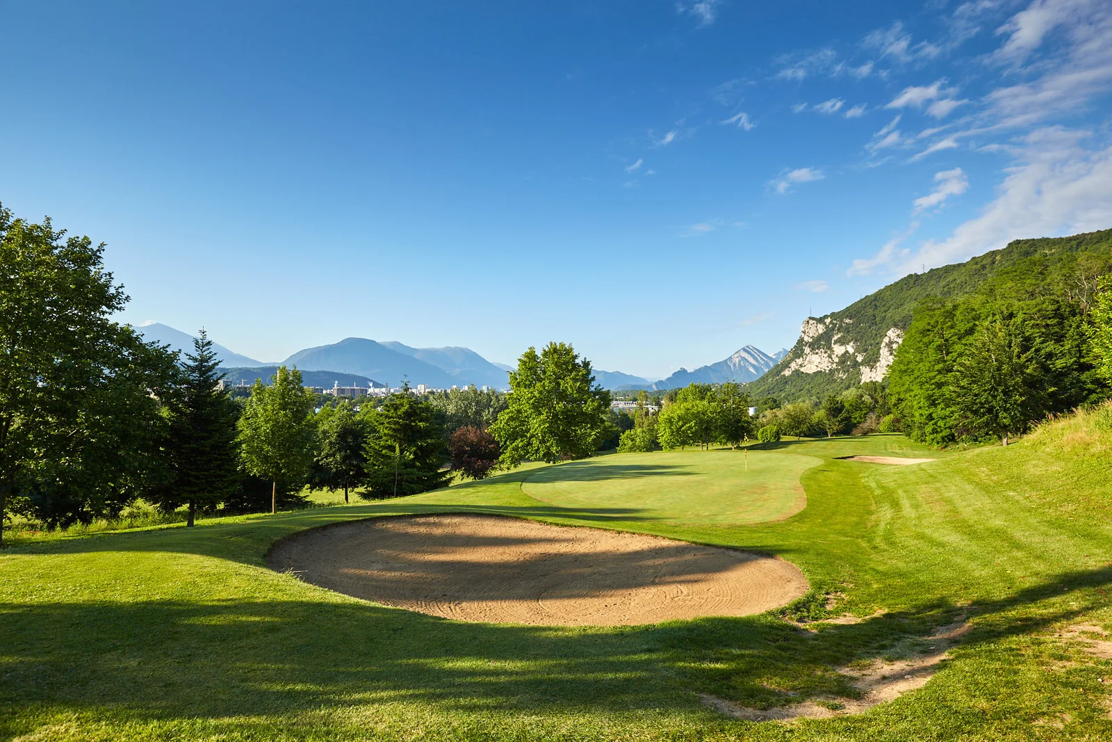 Bunker et fairway bordé d’arbres à Seyssins