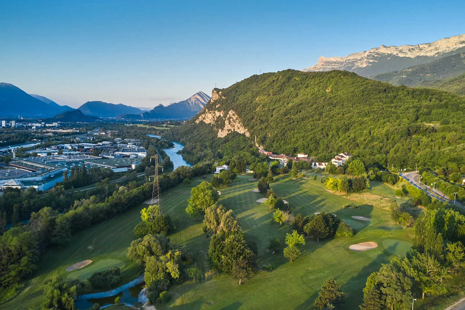 Vue aérienne du parcours de Seyssins, reliefs et agglomération au loin