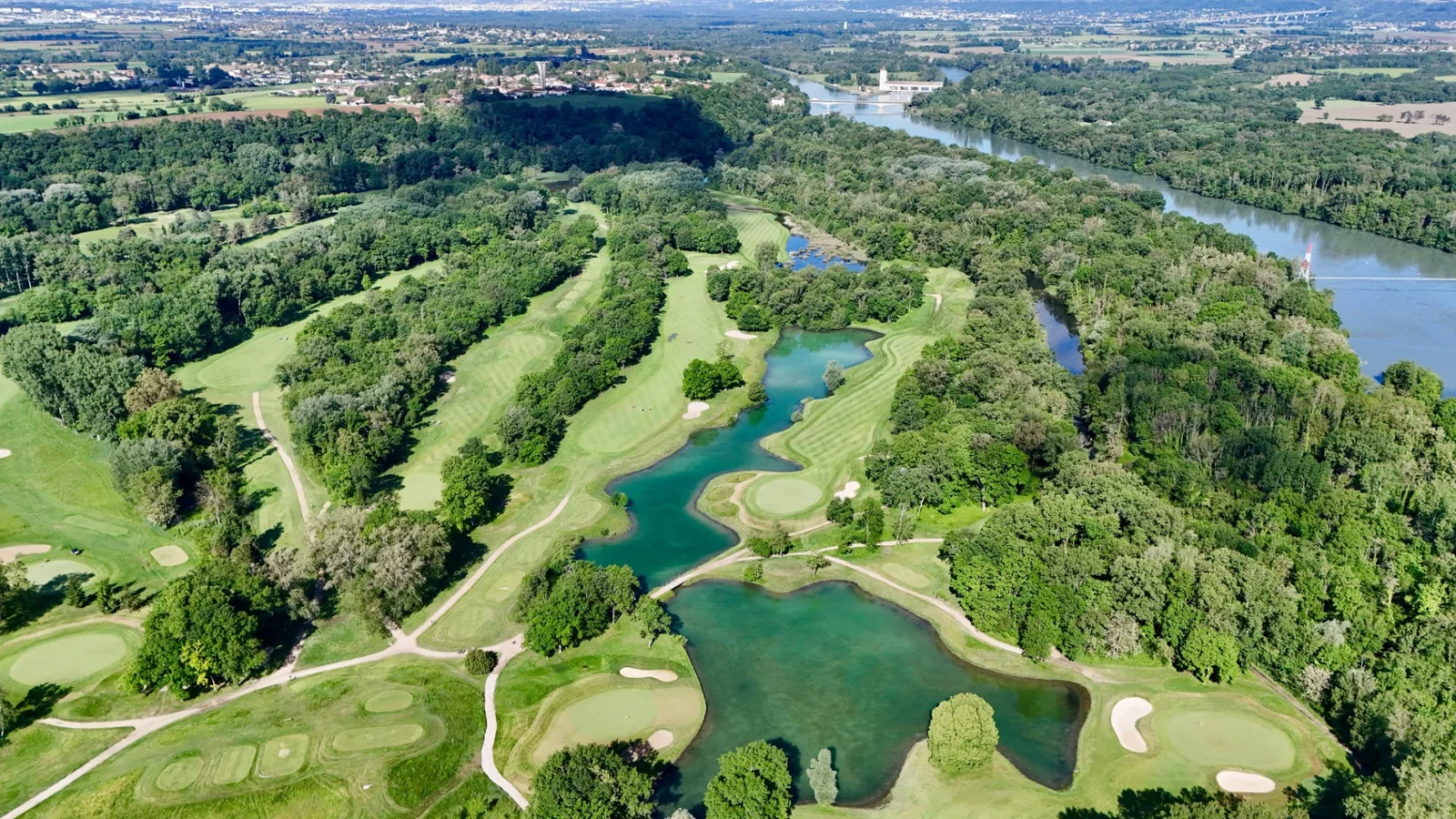 Vue aérienne des fairways et plans d’eau du Golf Club de Lyon