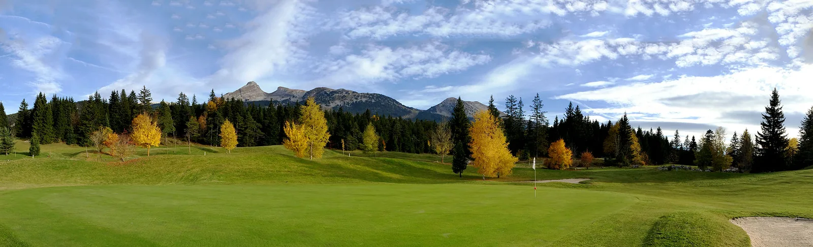 Parcours de Corrençon en automne et panorama montagneux