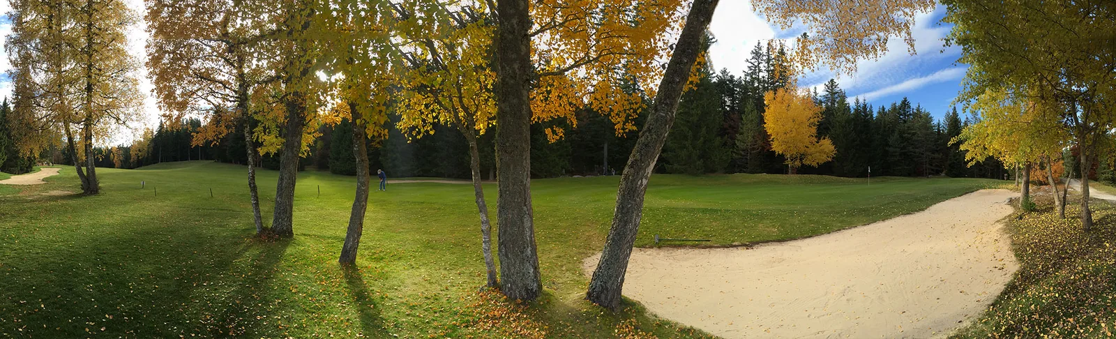 Green et bunker de Corrençon entre les arbres en automne