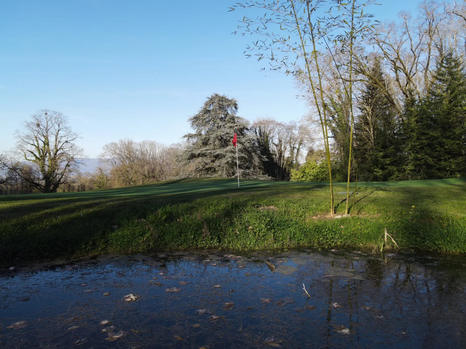 Green de Dolomieu vu depuis l’autre rive de l’étang