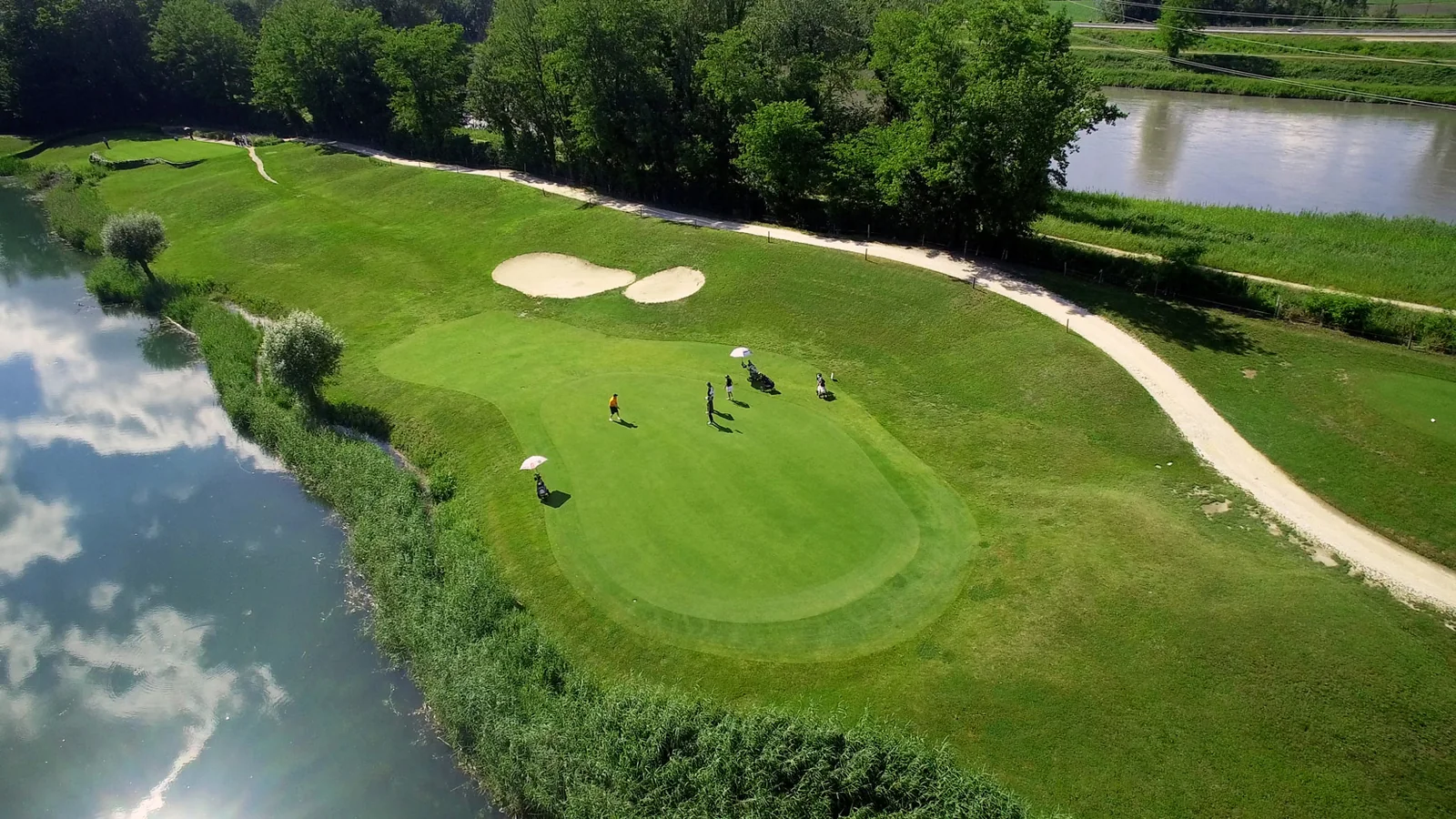 Green de Charmeil entouré d’eau et de bunkers
