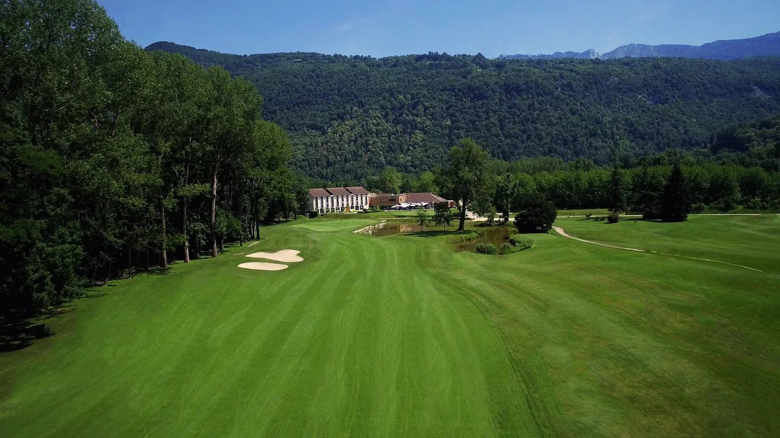 Fairway de Charmeil orienté vers le domaine et les montagnes