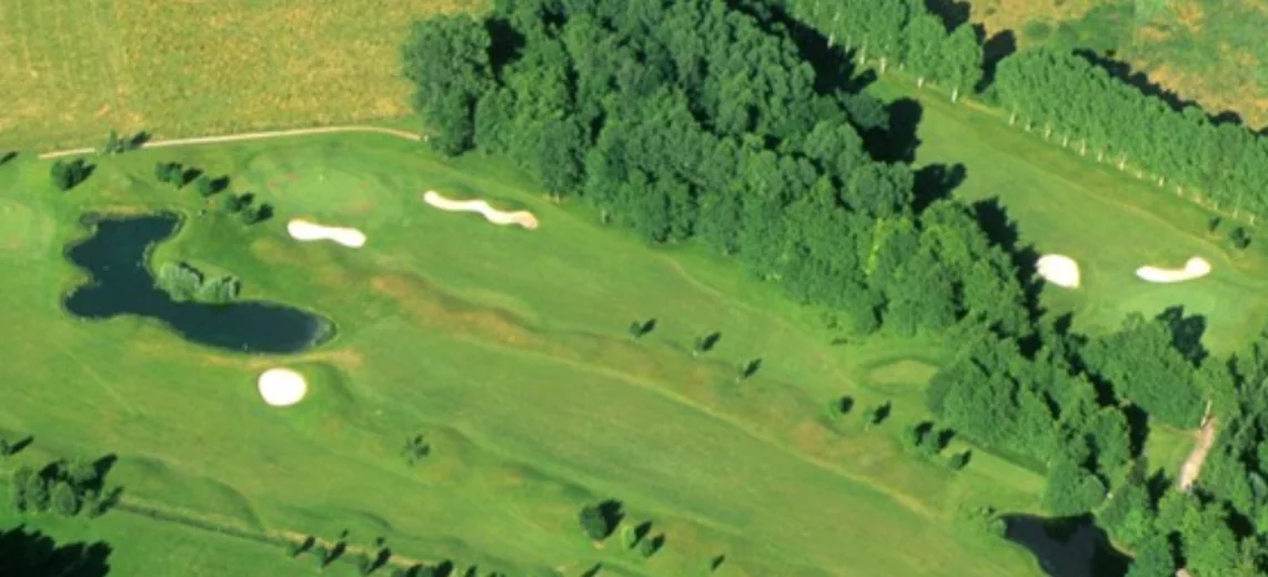 Vue aérienne des greens et bunkers du Golf de la Bièvre