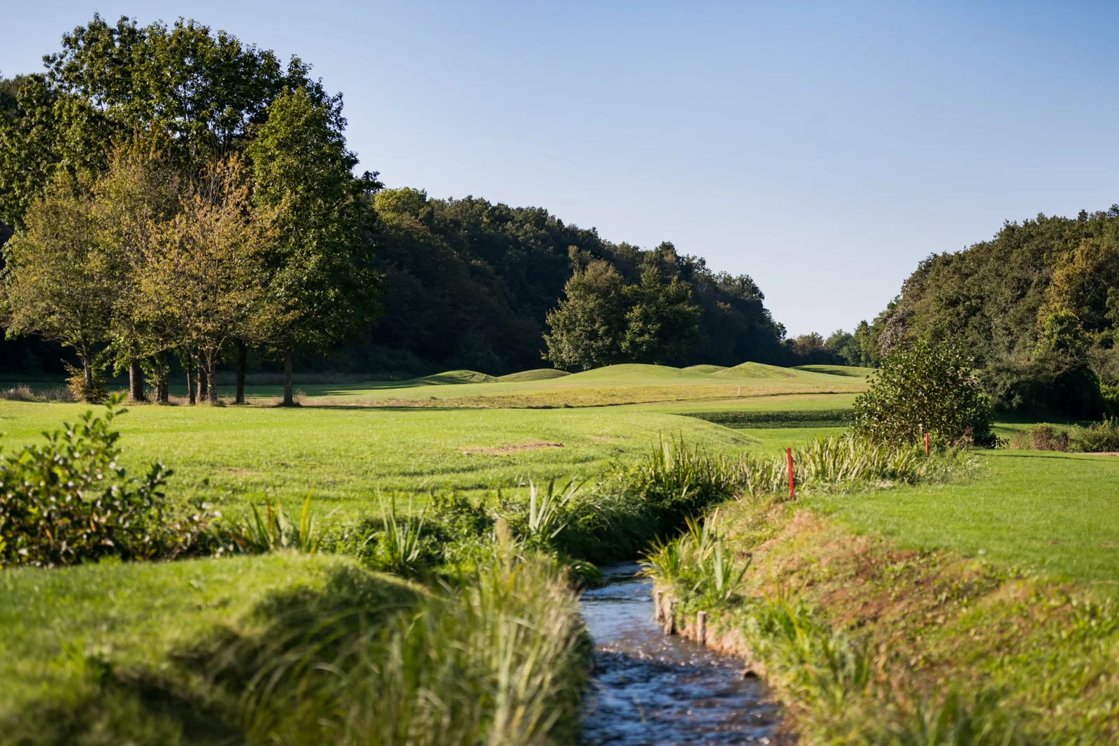 Fairway des Trois Vallons avec petit cours d’eau au premier plan