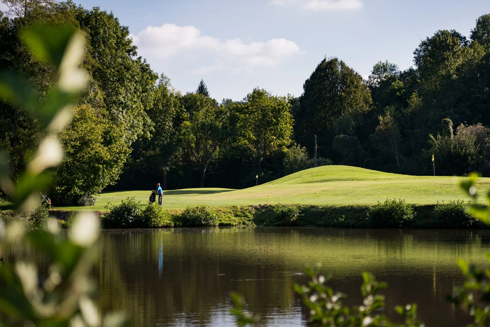 Green des Trois Vallons au bord d’un plan d’eau