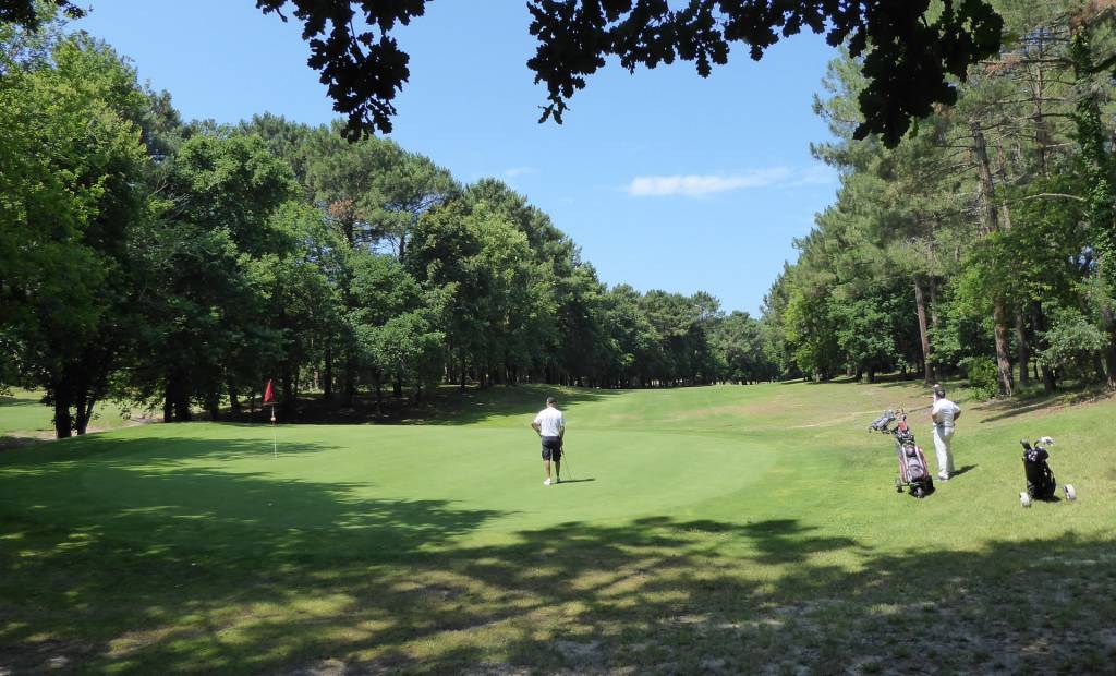 Golfeurs sur un fairway du Golf de Biscarrosse.